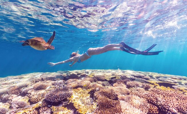 Bãi biển Rottnest Island Perth với làn nước xanh ngọc, bờ cát trắng và ngọn hải đăng ven biển
