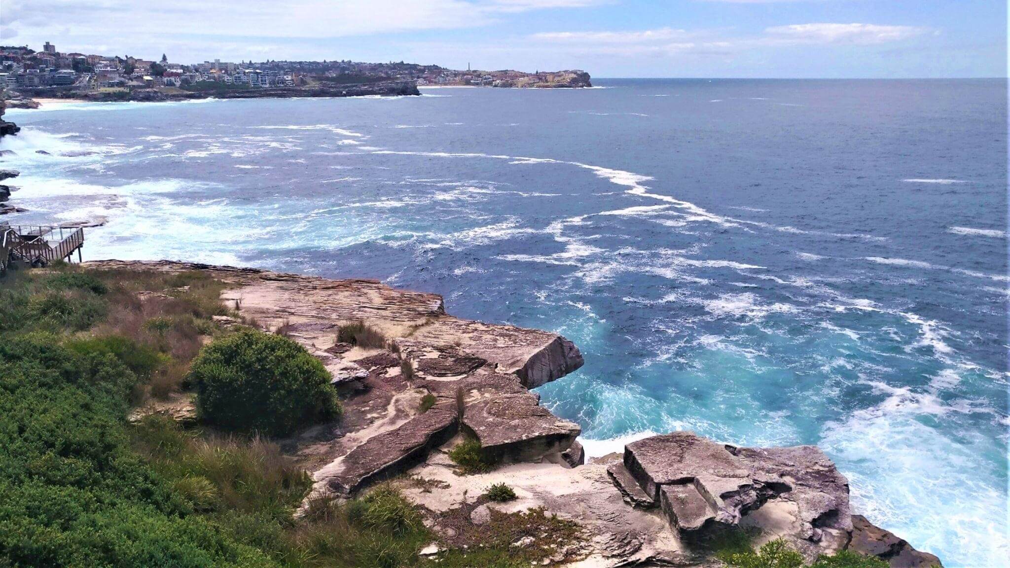 Cảnh bờ biển Sydney với vách đá tự nhiên và làn nước xanh tại cung đường Bondi to Coogee nổi tiếng.
