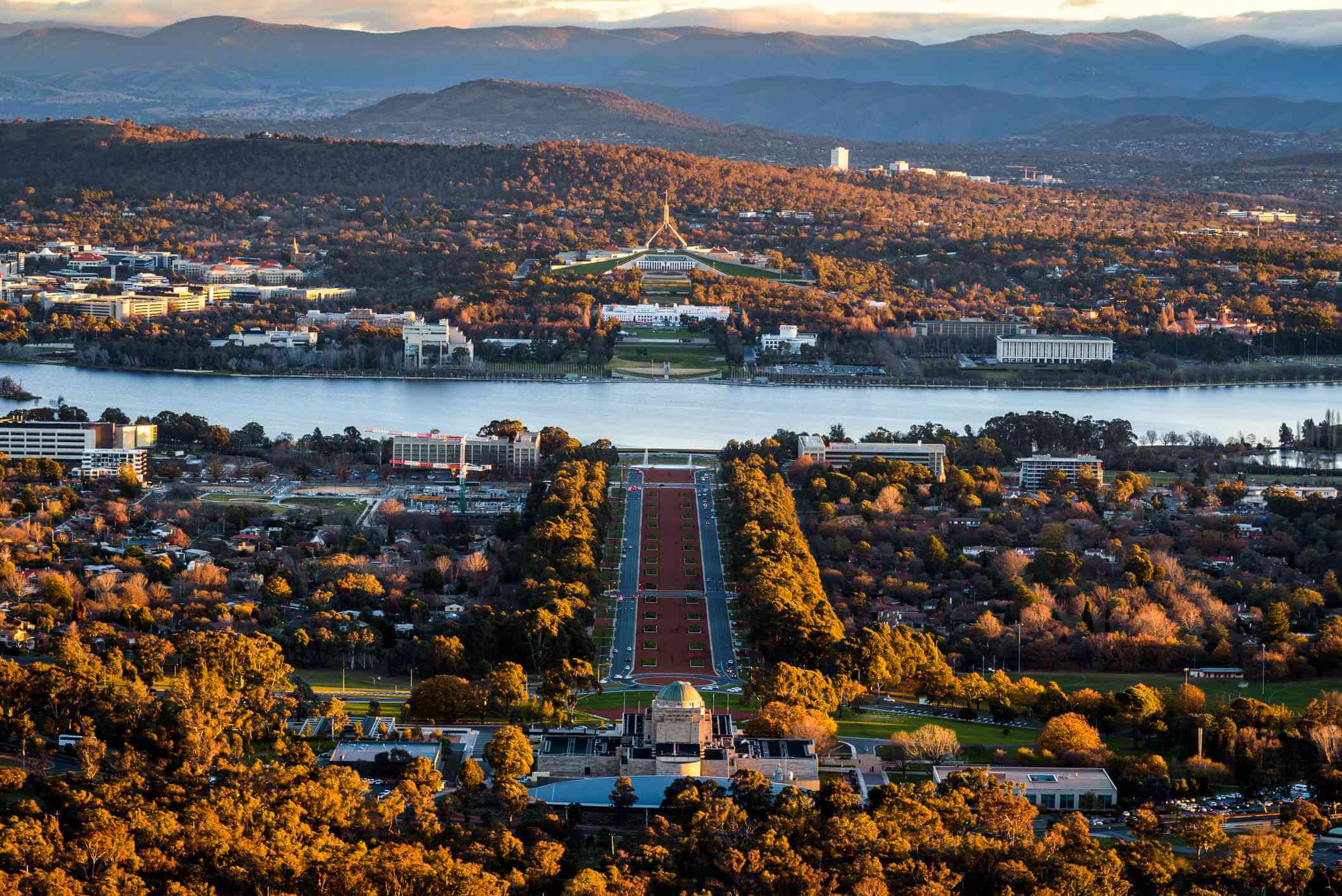 Toàn cảnh thủ đô Canberra Úc với trục Anzac Parade dẫn đến Parliament House và hồ Burley Griffin