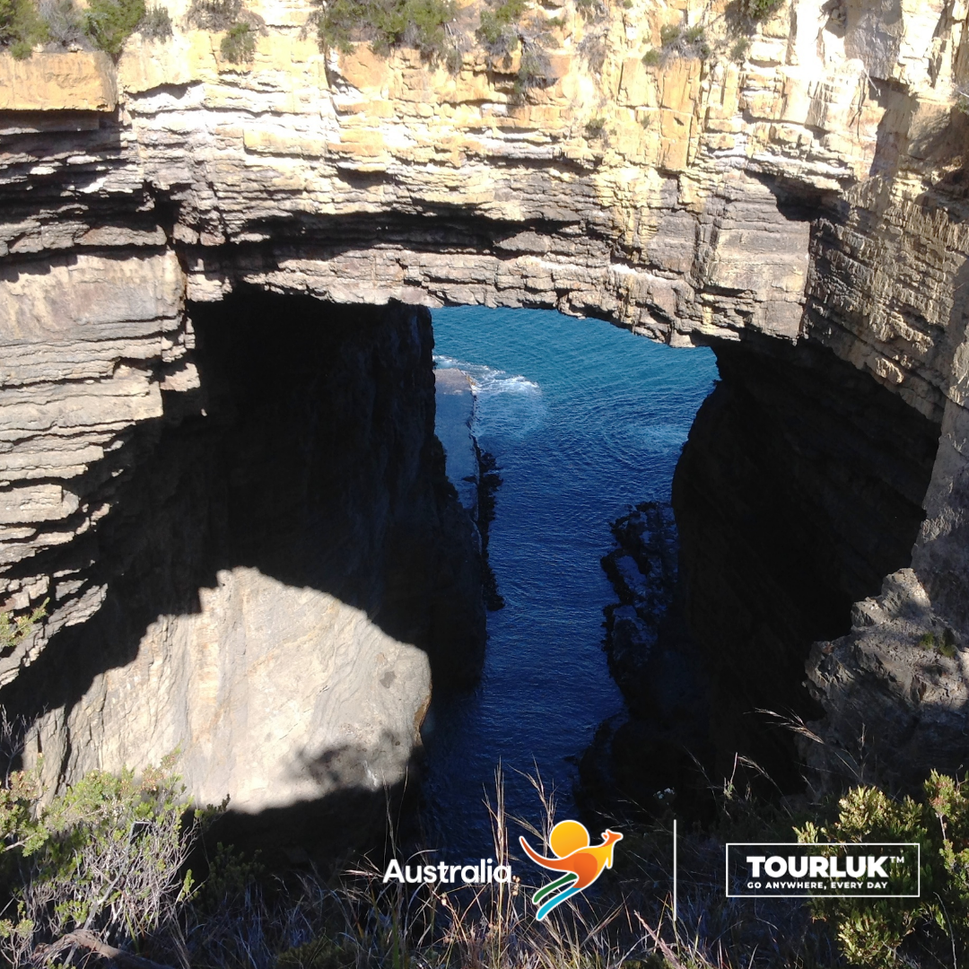 Tasman Arch tại Tasmania, Úc với vòm đá tự nhiên hùng vĩ được hình thành bởi quá trình xói mòn của đại dương.