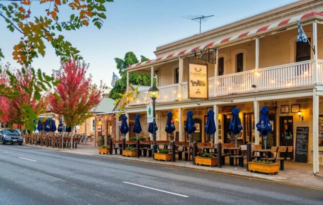 Phố cổ Hahndorf tại Adelaide với dãy quán cà phê ngoài trời mang phong cách Đức cổ kính