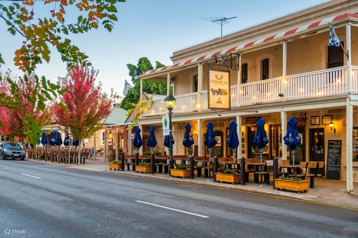 Phố cổ Hahndorf tại Adelaide với dãy quán cà phê ngoài trời mang phong cách Đức cổ kính