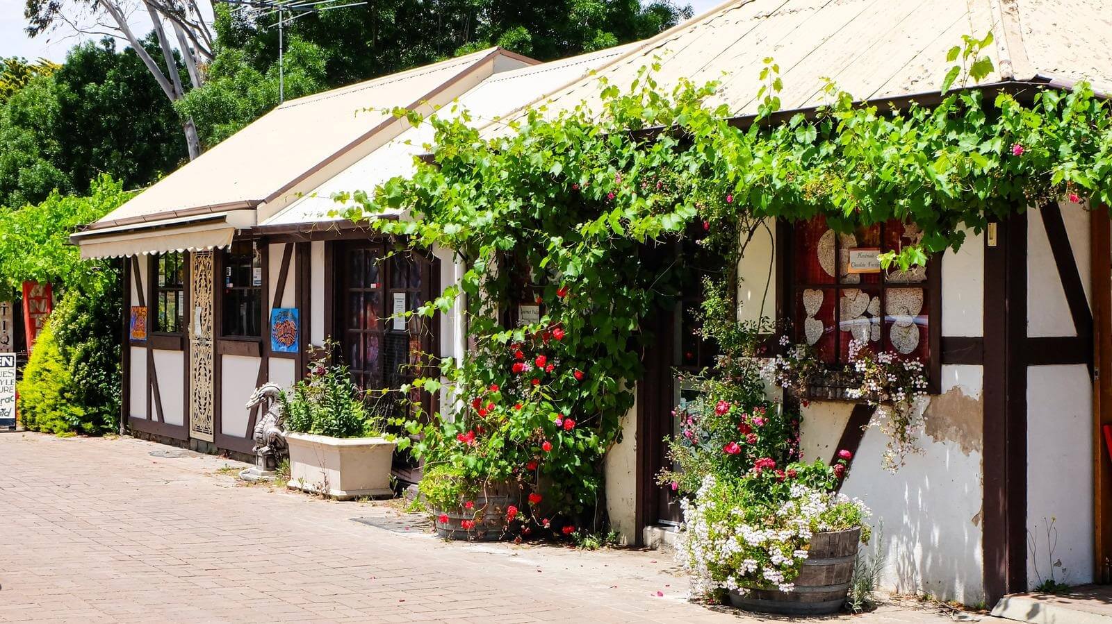 Ngôi nhà mang kiến trúc Đức cổ tại làng Hahndorf với giàn hoa leo và không gian yên bình đặc trưng.