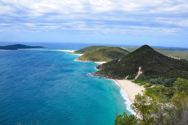Cảnh biển Port Stephens Australia với bãi cát trắng và làn nước xanh trong, điểm du lịch nổi tiếng gần Sydney