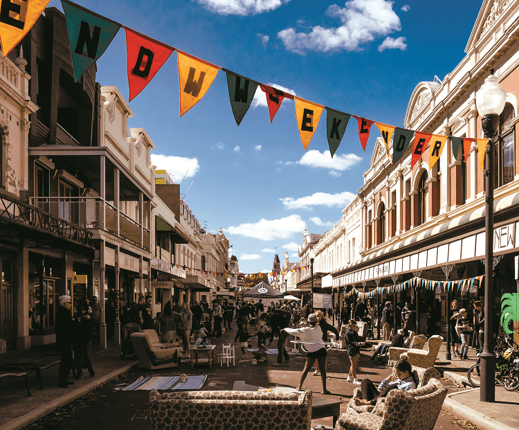 Lễ hội đường phố Fremantle Perth với không gian sôi động, cờ trang trí và du khách tham gia hoạt động – trải nghiệm văn hóa đặc sắc cùng Tourluk