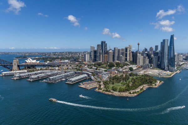 Toàn cảnh Sydney nhìn từ trên cao với Nhà hát Opera, cầu Harbour Bridge và khu đô thị ven biển hiện đại.