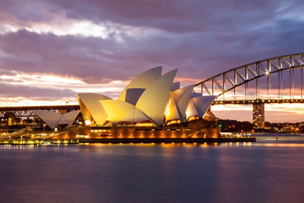 Sydney Opera House biểu tượng nổi tiếng của Úc bên vịnh Sydney lúc hoàng hôn, điểm tham quan nổi bật trong tour du lịch Úc cùng tourluk