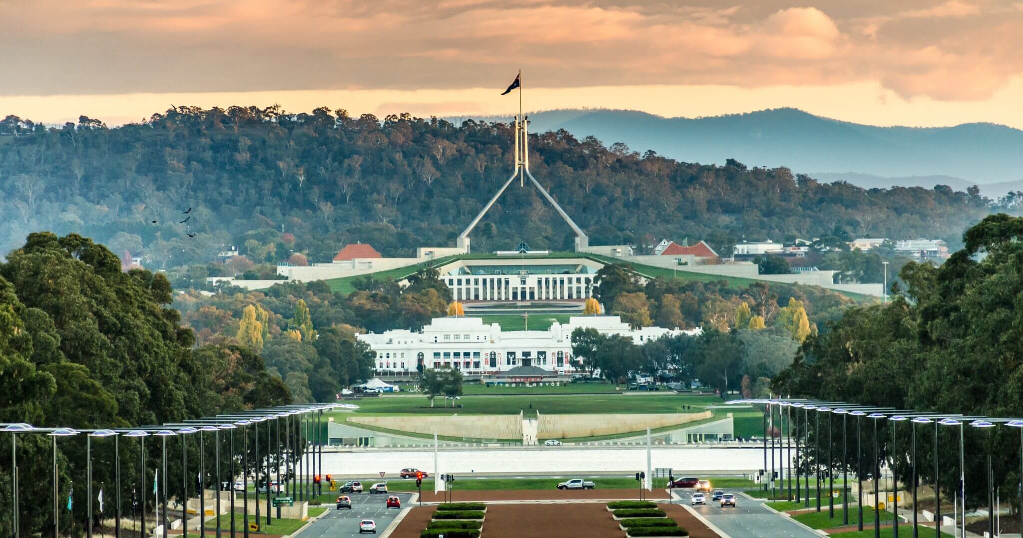 Toàn cảnh thủ đô Canberra Úc với trục Anzac Parade dẫn đến Parliament House và hồ Burley Griffin