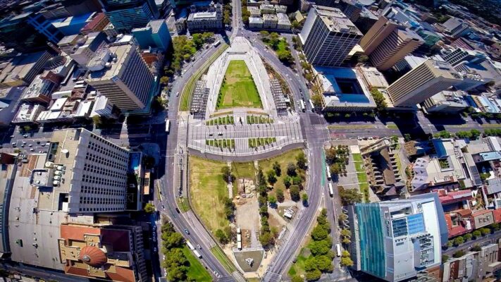 Toàn cảnh Quảng trường Victoria tại trung tâm Adelaide nhìn từ trên cao, bao quanh bởi các tòa nhà hiện đại và hệ thống đường phố đặc trưng.