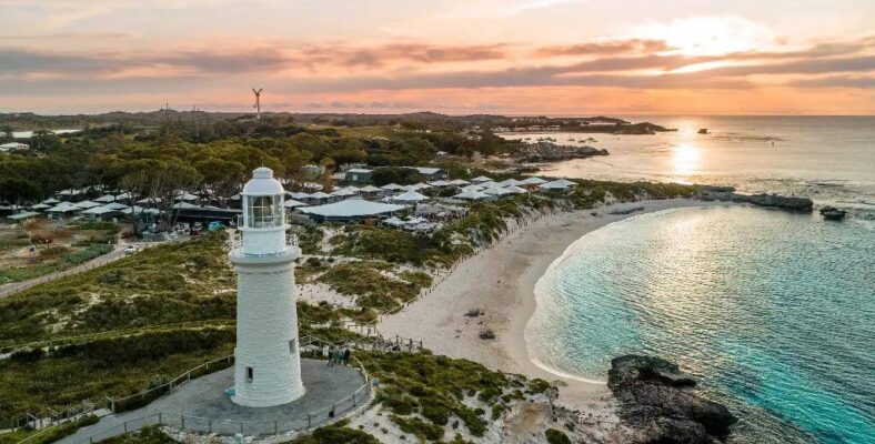 Hải đăng Wadjemup trên đảo Rottnest với biển xanh và bãi cát trắng Tây Úc