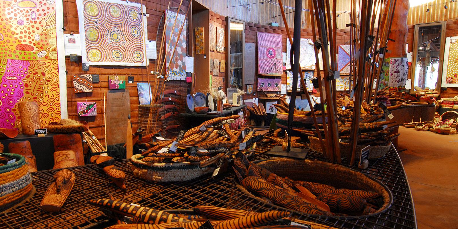 Không gian trưng bày văn hóa thổ dân tại Uluru Cultural Centre, Úc