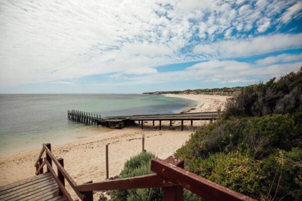 Bãi biển hoang sơ Margaret River Tây Úc với cầu gỗ ven biển và làn nước xanh trong tour Perth 5 ngày 4 đêm