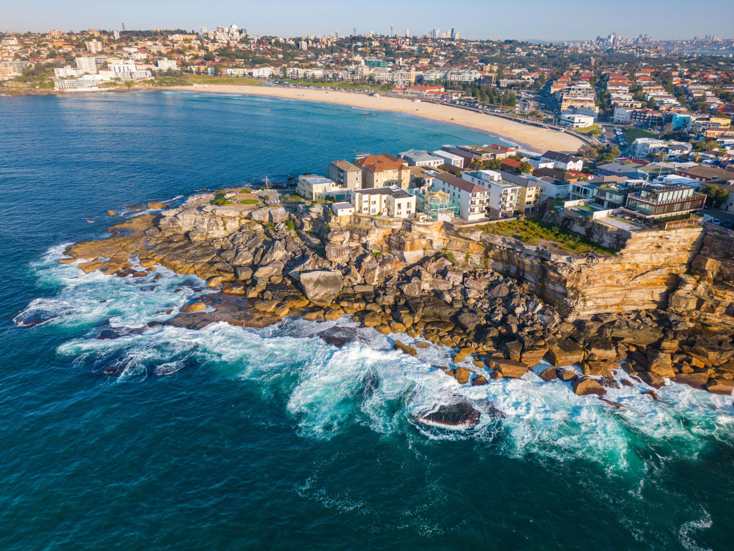 Bãi biển Bondi nổi tiếng tại Sydney Úc với làn nước xanh trong, bãi cát vàng và người dân tắm nắng, lướt sóng