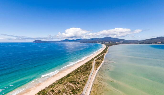 Toàn cảnh The Neck tại Bruny Island Tasmania với dải cát trắng và biển xanh nhìn từ trên cao