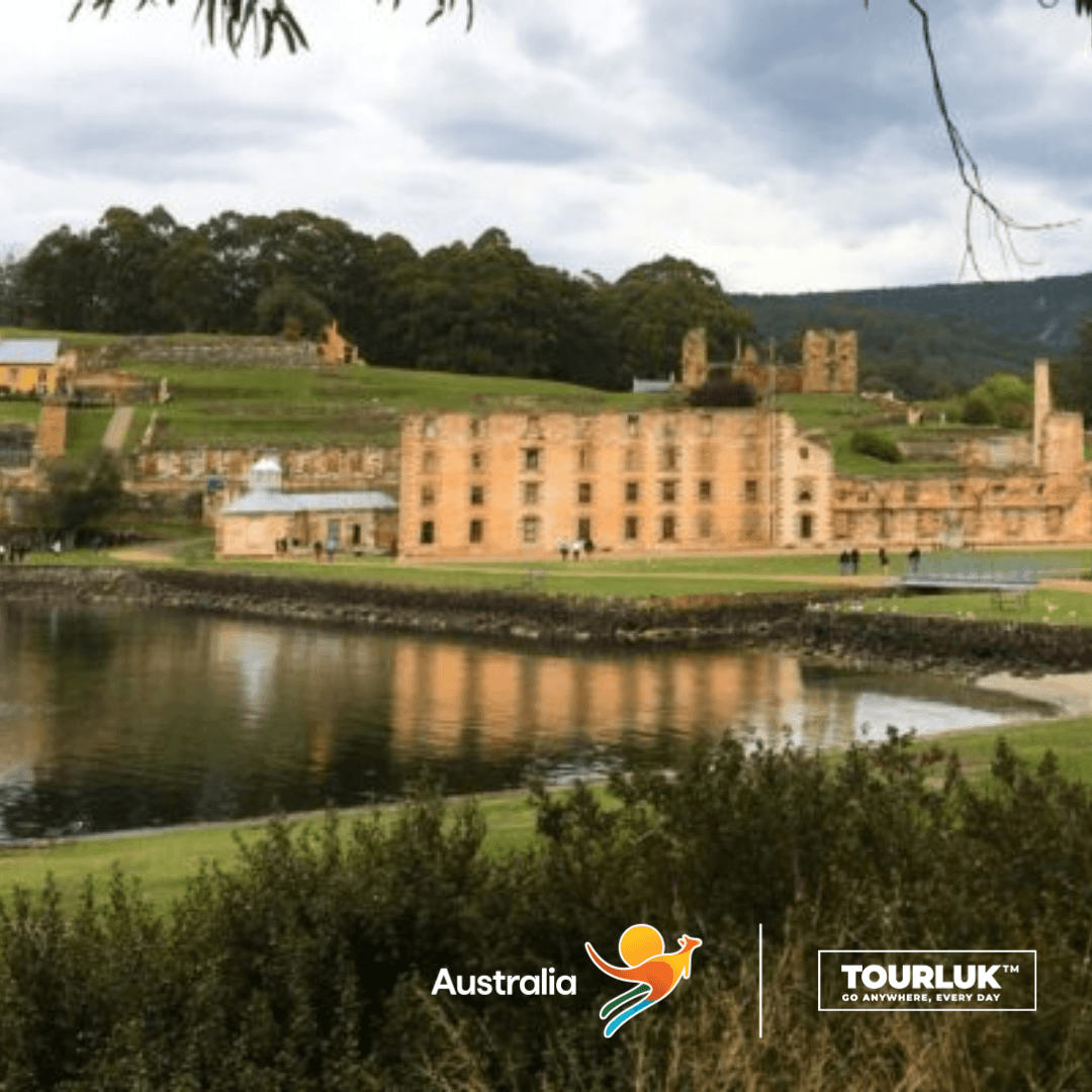 Ảnh khu di tích lịch sử Port Arthur tại Tasmania Úc với công trình cổ nổi tiếng bên hồ nước.