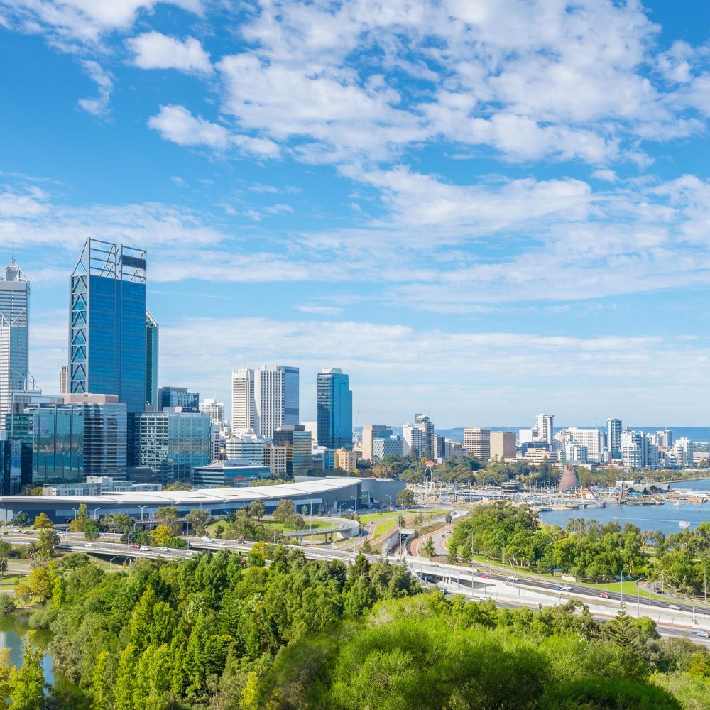 Toàn cảnh thành phố Perth bên sông Swan tại Úc, điểm đến du lịch nổi bật trong hành trình tour Úc cùng Tourluk