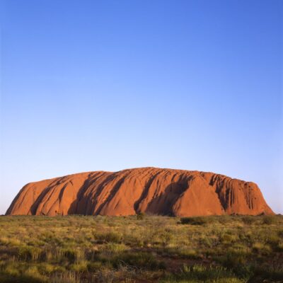 Uluru (Ayers Rock) tại Úc, biểu tượng du lịch nổi tiếng thế giới trong hành trình tour Úc cùng Tourluk