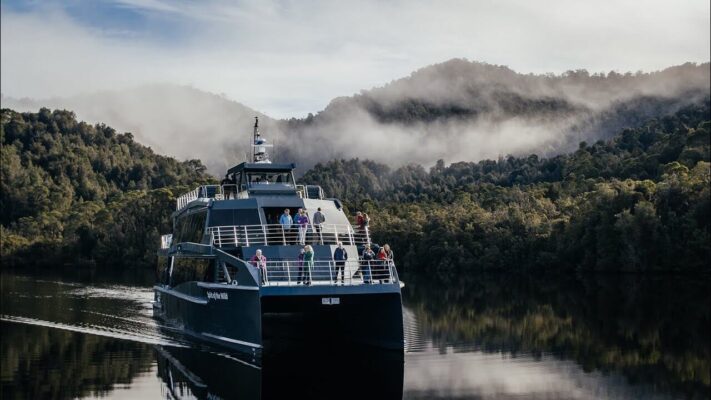 Du thuyền Golden Cruise khám phá cảnh quan thiên nhiên hoang sơ tại Tasmania với biển xanh, vách đá hùng vĩ và trải nghiệm tham quan cao cấp tại Úc.