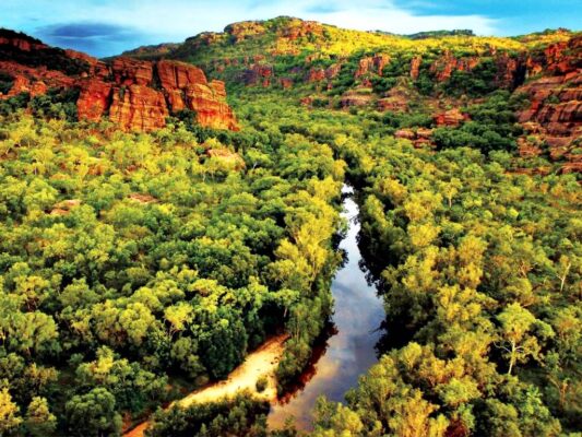 Kakadu National Park nằm tại Northern Territory, Australia, là di sản thế giới UNESCO nổi bật với cảnh quan hoang sơ, thác nước hùng vĩ và hệ sinh thái đất ngập nước phong phú.