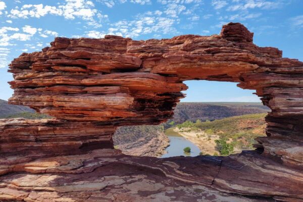 Kalbarri Skywalk và Nature’s Window nổi bật với khung cảnh canyon hùng vĩ, là điểm check-in ấn tượng tại Kalbarri National Park, Úc.