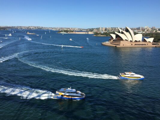 du thuyền Sydney Harbour gần nhà hát Opera trong hành trình du lịch Sydney Úc