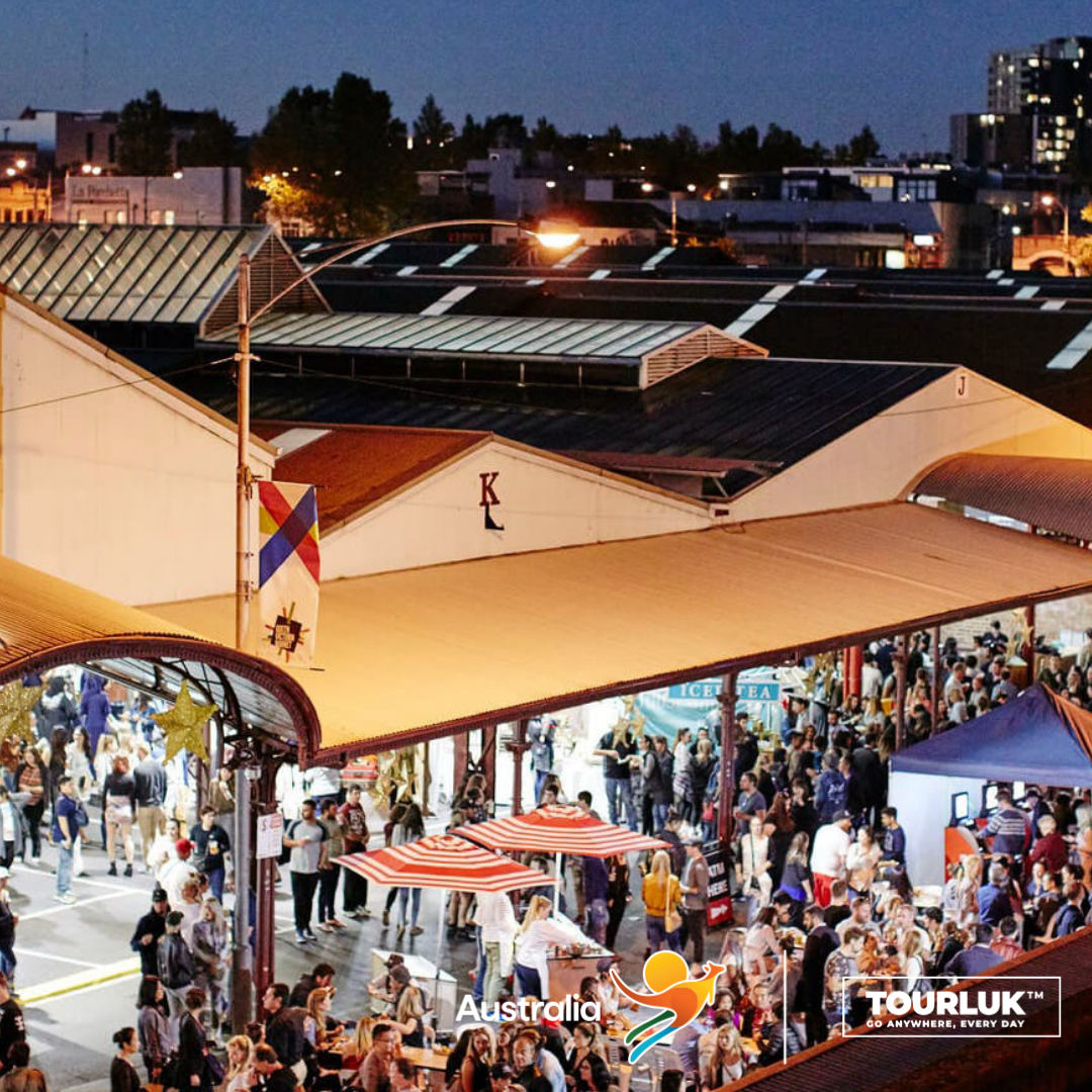 Khung cảnh nhộn nhịp tại Salamanca Market ở Hobart, Tasmania với đông đảo du khách tham quan, mua sắm và thưởng thức ẩm thực địa phương.