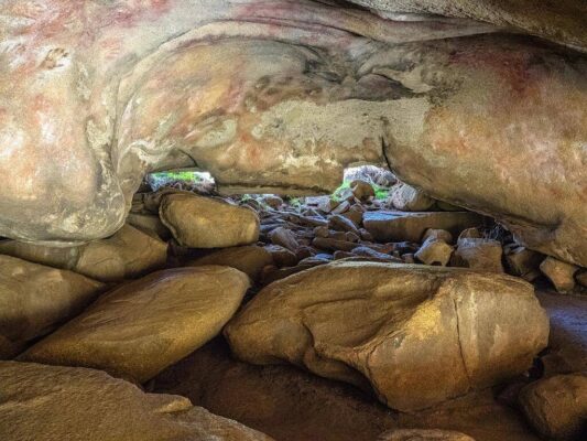 Bên trong hang Mulka’s Cave với cấu trúc đá tự nhiên và dấu tích văn hóa thổ dân Úc