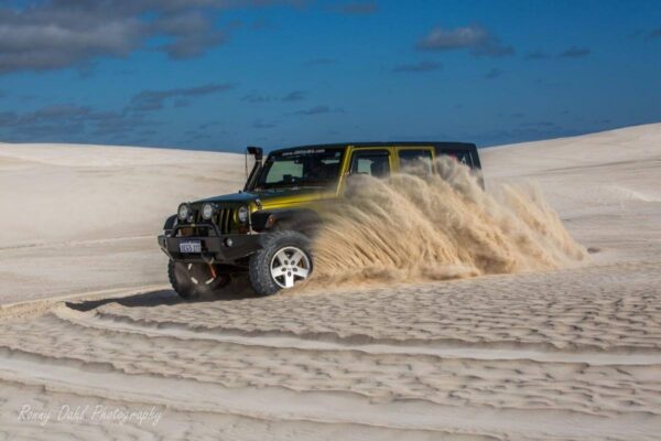 Xe 4WD chạy trên đồi cát Lancelin Tây Úc trong tour Perth 5 ngày 4 đêm