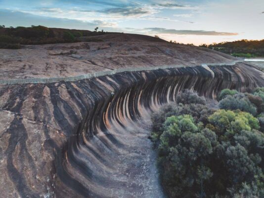 Wave Rock Hyden với hình dạng như con sóng tự nhiên tại Tây Úc