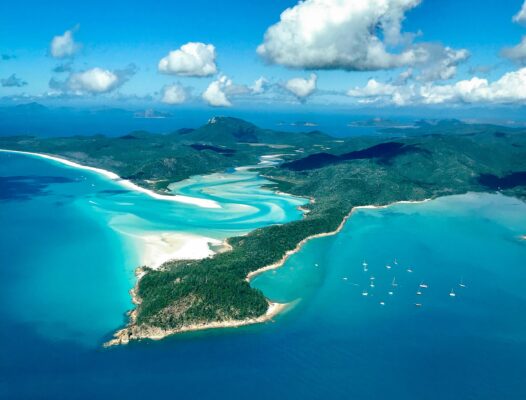 Toàn cảnh Whitsunday Islands từ trên cao với biển xanh ngọc và dải cát trắng uốn lượn gần Brisbane Úc