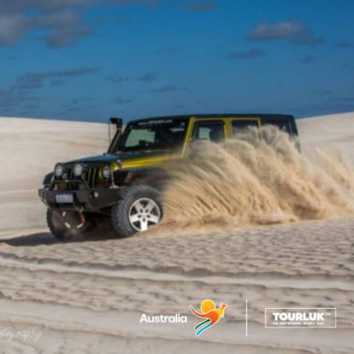 Xe 4WD chạy trên đồi cát Lancelin Tây Úc trong tour Perth 5 ngày 4 đêm