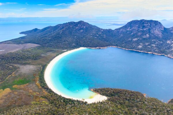 Toàn cảnh Wineglass Bay Tasmania với bãi biển cát trắng và nước biển xanh ngọc