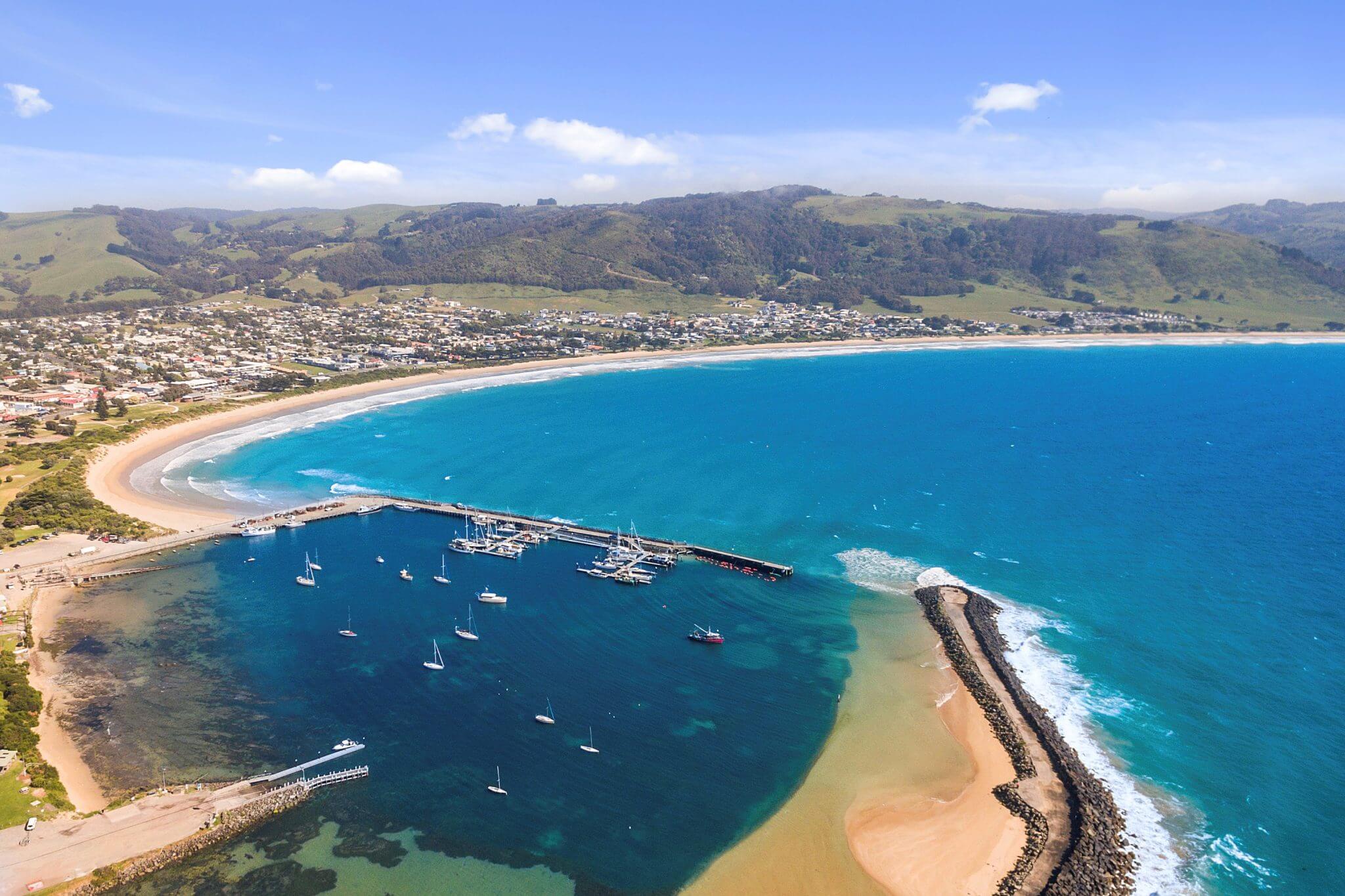 Apollo Bay trên cung đường Great Ocean Road tại Victoria Úc với bãi biển xanh và cảnh quan ven biển tuyệt đẹp
