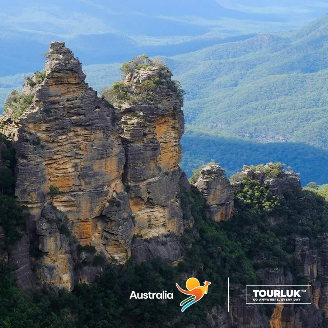 Các khối đá sa thạch hùng vĩ của Three Sisters tại Blue Mountains, nổi bật giữa những dãy núi xanh trải dài ở New South Wales, Úc.