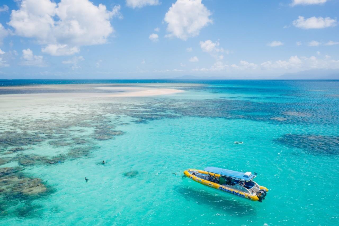 Ảnh tàu du lịch trên Great Barrier Reef với biển xanh trong và rạn san hô Úc.