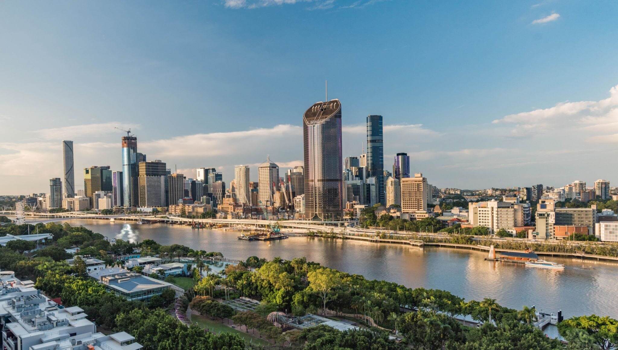 Ảnh skyline thành phố Brisbane với sông Brisbane và khu South Bank nhìn từ trên cao.