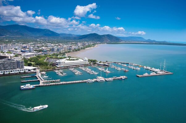 Ảnh thành phố Cairns Queensland nhìn từ trên cao với bến cảng và biển xanh.