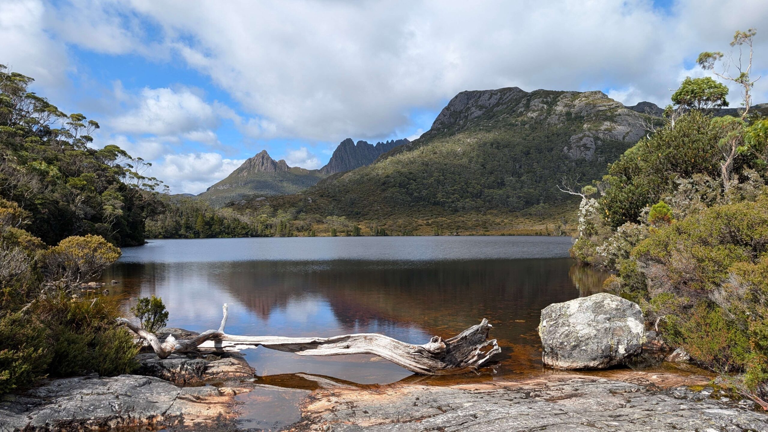 Ảnh Cradle Mountain và hồ nước tại Tasmania với phong cảnh thiên nhiên tuyệt đẹp.
