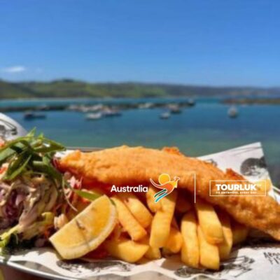 Món Fish and Chips hấp dẫn với cá chiên vàng giòn, khoai tây chiên nóng hổi và sốt tartar béo ngậy, đặc trưng của ẩm thực Australia.