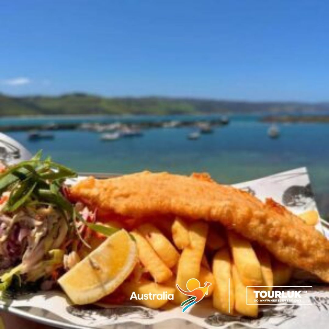 Món Fish and Chips hấp dẫn với cá chiên vàng giòn, khoai tây chiên nóng hổi và sốt tartar béo ngậy, đặc trưng của ẩm thực Australia.