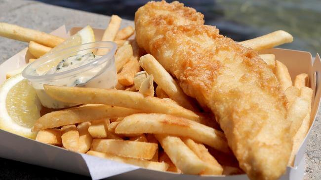 Món Fish and Chips hấp dẫn với cá chiên vàng giòn, khoai tây chiên nóng hổi và sốt tartar béo ngậy, đặc trưng của ẩm thực Australia.