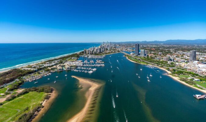 Ảnh chụp từ trên cao của Gold Coast với biển xanh, cát trắng và khu đô thị hiện đại ven biển