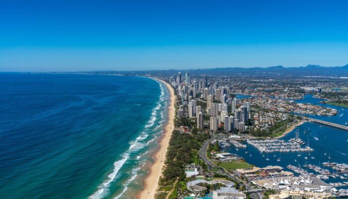 Toàn cảnh Gold Coast Úc với bãi biển dài và khu trung tâm Surfers Paradise