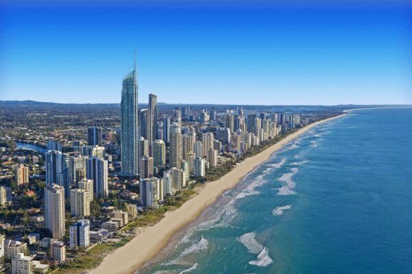 Toàn cảnh Gold Coast nhìn từ trên cao với bãi biển dài, nước biển xanh và các tòa nhà hiện đại ven biển Australia.