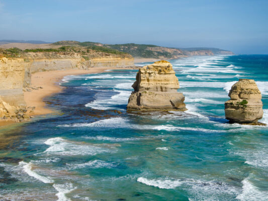 Twelve Apostles Australia với những khối đá vôi giữa biển xanh trên cung đường Great Ocean Road