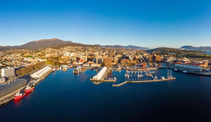 Ảnh toàn cảnh Hobart Waterfront và trung tâm thành phố Hobart tại Tasmania Úc nhìn từ trên cao.