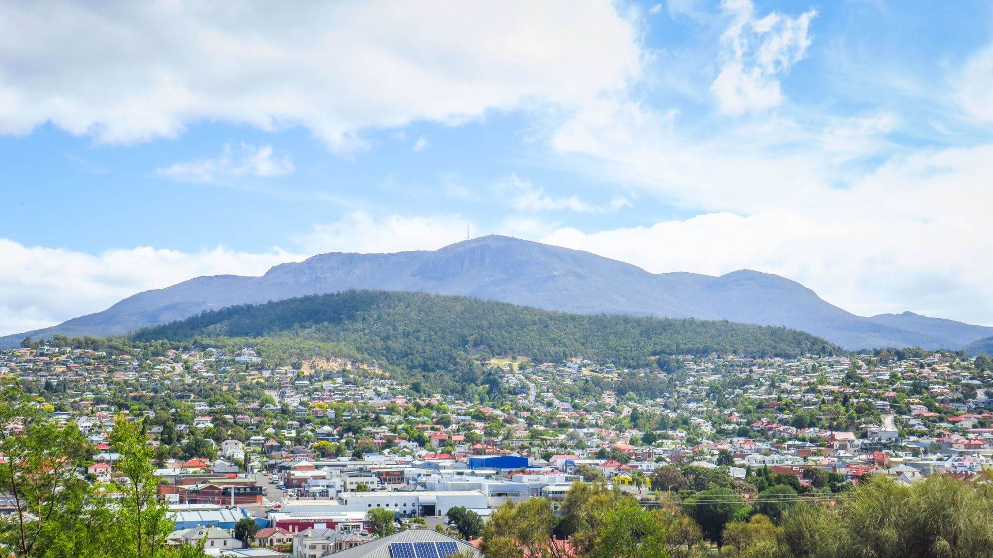 Ảnh thành phố Hobart và núi Mount Wellington tại Tasmania Úc dưới bầu trời xanh.