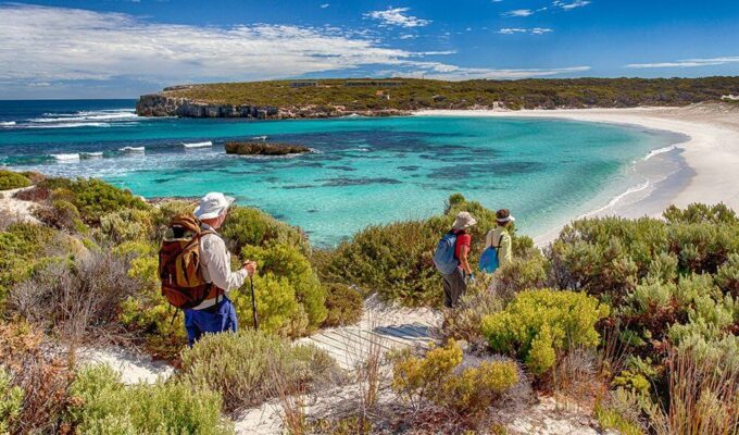 Du khách trekking trên Kangaroo Island Wilderness Trail, cung đường đi bộ nổi tiếng xuyên qua thiên nhiên hoang sơ của Kangaroo Island với cảnh quan đá, rừng bụi và hệ sinh thái đa dạng.