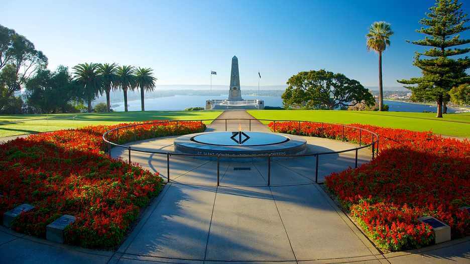 Kings Park Sydney với lối đi dạo, đài phun nước và vườn hoa rực rỡ giữa trung tâm thành phố