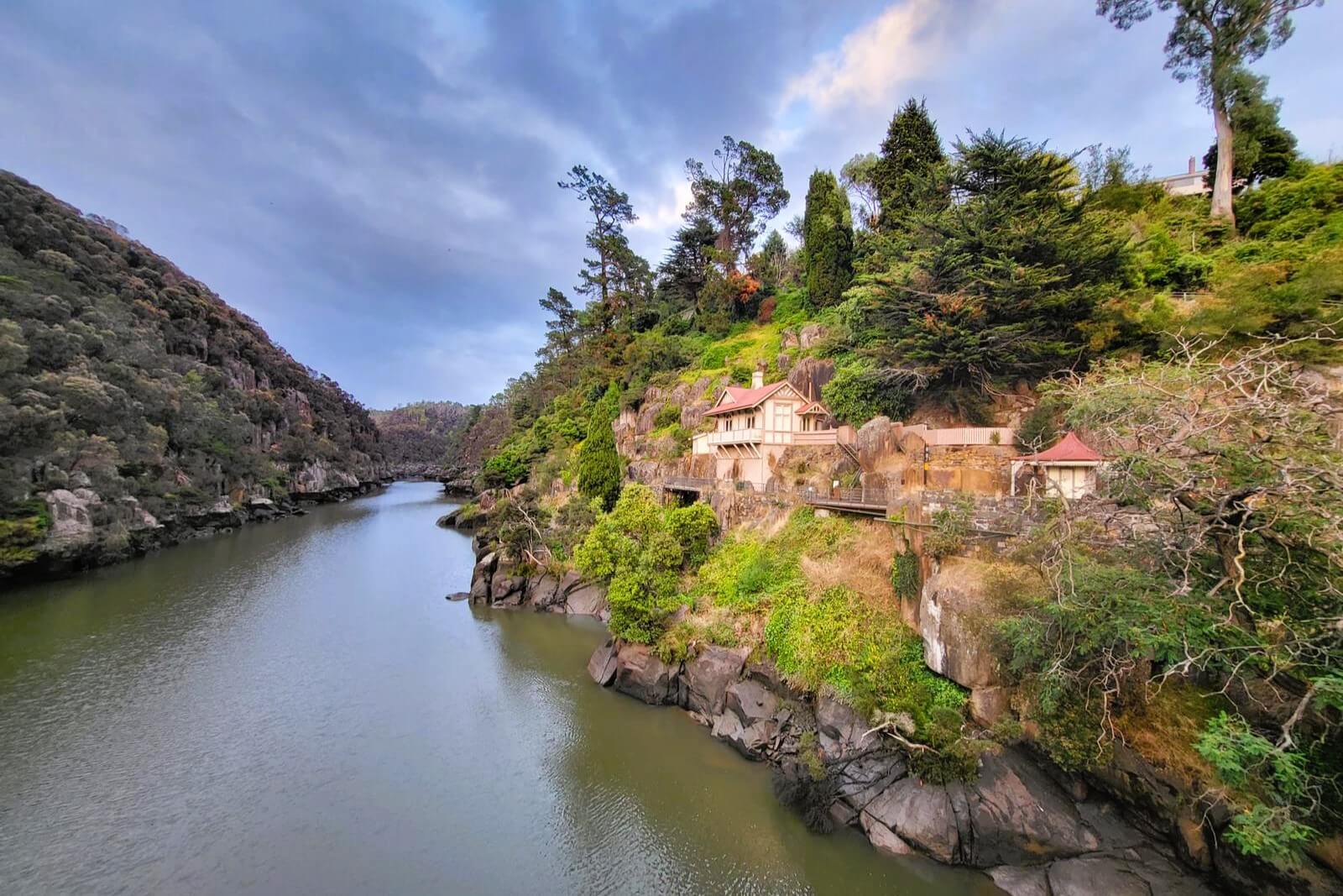 Ảnh Cataract Gorge ở Launceston Tasmania với sông, vách đá và thiên nhiên hoang sơ.